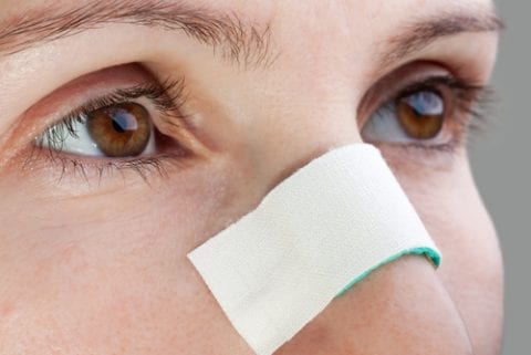 pleister op menselijk bloedletsel wond neusbloeding neus-img-blog